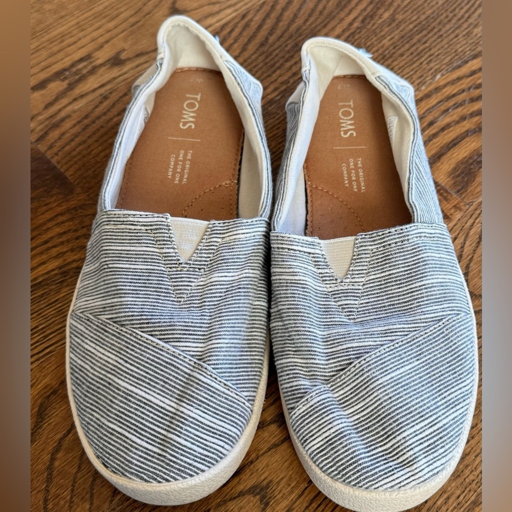 TOMS Blue & Ivory Striped Slip-On Flats – Women’s 7